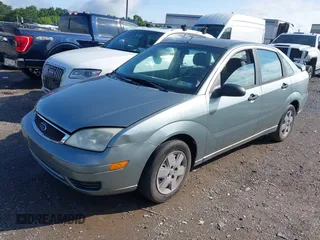 2006 Ford Focus S z VIN 1FAFP34N96W102857, wystawiony jako IAAI lot #42476971 z przebiegiem 125 744 mil mil oraz . Historia ofert i sprzedaży dostępna na DreamBid. Obrazek 2.
