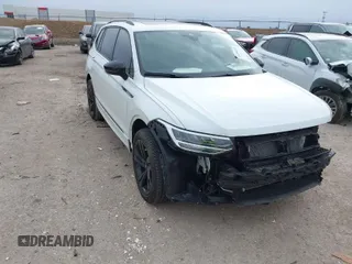 2024 Volkswagen Tiguan SE R-Line Black с VIN 3VVCB7AX7RM112446, выставлен на аукционе IAAI как лот 41229232 с пробегом 6 685 миль миль и . История ставок и продаж доступна на DreamBid. Изображение 1.