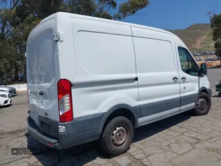 2017 Ford Transit Cargo z VIN 1FTYE1CM9HKB50925, wystawiony jako IAAI lot #42095471 z przebiegiem 152 583 mil mil oraz . Historia ofert i sprzedaży dostępna na DreamBid. Obrazek 4.