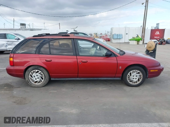 1999 Saturn SW z VIN 1G8ZK8276XZ333989, wystawiony jako IAAI lot #41550338 z przebiegiem 142 592 mil mil oraz . Historia ofert i sprzedaży dostępna na DreamBid. Obrazek 13.