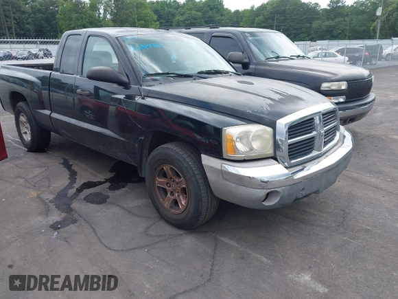 2005 Dodge Dakota SLT z VIN 1D7HE42K55S166266, wystawiony jako IAAI lot #42449608 z przebiegiem 192 728 mil mil oraz . Historia ofert i sprzedaży dostępna na DreamBid. Obrazek 1.