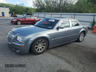2006 Chrysler 300 C z VIN 2C3LA63HX6H439925, wystawiony jako Copart lot #56059655 z przebiegiem 206 856 mil mil oraz Czysty tytuł • Clean title. Historia ofert i sprzedaży dostępna na DreamBid. Obrazek 1.