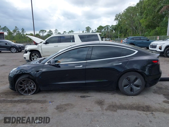 2018 Tesla Model 3 Long Range Battery z VIN 5YJ3E1EA2JF156808, wystawiony jako IAAI lot #42160829 z przebiegiem 106 258 mil mil oraz . Historia ofert i sprzedaży dostępna na DreamBid. Obrazek 14.