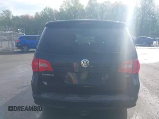 2011 Volkswagen Routan SE z VIN 2V4RW3DG3BR717246, wystawiony jako IAAI lot #42196697 z przebiegiem 155 375 mil mil oraz . Historia ofert i sprzedaży dostępna na DreamBid. Obrazek 16.