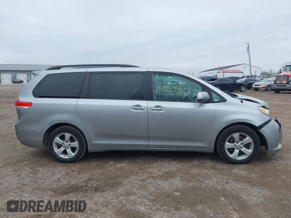 2011 Toyota Sienna LE AAS with VIN 5TDKK3DC4BS085658, listed as a IAAI auction lot 41966742 with 276,899 mi miles. Bid and sale history available at carsss.com. Image 13.