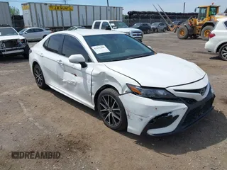 2023 Toyota Camry SE z VIN 4T1G11AK7PU741679, wystawiony jako IAAI lot #42151400 z przebiegiem 44 626 mil mil oraz . Historia ofert i sprzedaży dostępna na DreamBid. Obrazek 1.