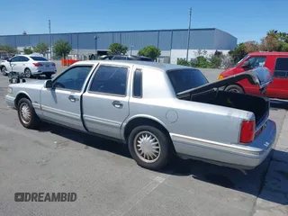 1997 Lincoln Town Car Cartier z VIN 1LNLM83W3VY744356, wystawiony jako IAAI lot #42366827 z przebiegiem 180 778 mil mil oraz . Historia ofert i sprzedaży dostępna na DreamBid. Obrazek 3.