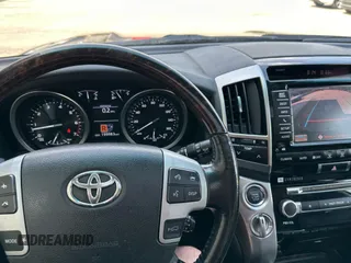 2013 Toyota Land Cruiser z VIN JTMHY7AJ8D4016294, wystawiony jako Copart lot #59005355 z przebiegiem 199 983 mil mil oraz Tytuł czysty. Historia ofert i sprzedaży dostępna na DreamBid. Obrazek 8.