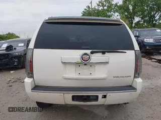 2013 Cadillac Escalade Premium z VIN 1GYS4CEF8DR272495, wystawiony jako IAAI lot #42245832 z przebiegiem 203 818 mil mil oraz . Historia ofert i sprzedaży dostępna na DreamBid. Obrazek 16.