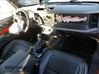 2021 Ford Bronco z VIN 1FMDE5CH3MLA60288, wystawiony jako Copart lot #79826644 z przebiegiem 12 451 mil mil oraz Szkoda całkowita • Salvage title. Historia ofert i sprzedaży dostępna na DreamBid. Obrazek 8.