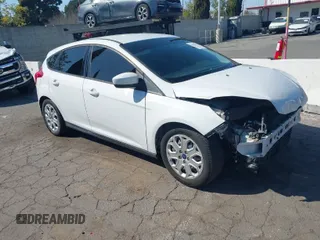 2012 Ford Focus SE z VIN 1FAHP3K27CL387024, wystawiony jako IAAI lot #41856667 z przebiegiem 153 920 mil mil oraz . Historia ofert i sprzedaży dostępna na DreamBid. Obrazek 1.