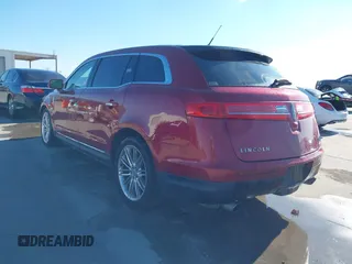 2014 Lincoln MKT EcoBoost z VIN 2LMHJ5AT1EBL50796, wystawiony jako IAAI lot #41371551 z przebiegiem 163 932 mil mil oraz . Historia ofert i sprzedaży dostępna na DreamBid. Obrazek 3.