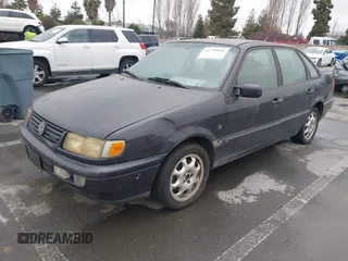 1996 Volkswagen Passat z VIN WVWEE83A6TE157789, wystawiony jako IAAI lot #41798846 z przebiegiem 141 130 mil mil oraz . Historia ofert i sprzedaży dostępna na DreamBid. Obrazek 2.