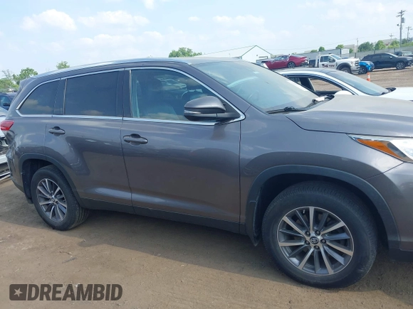 2019 Toyota Highlander SE z VIN 5TDJZRFHXKS586184, wystawiony jako IAAI lot #42414798 z przebiegiem 165 814 mil mil oraz . Historia ofert i sprzedaży dostępna na DreamBid. Obrazek 13.