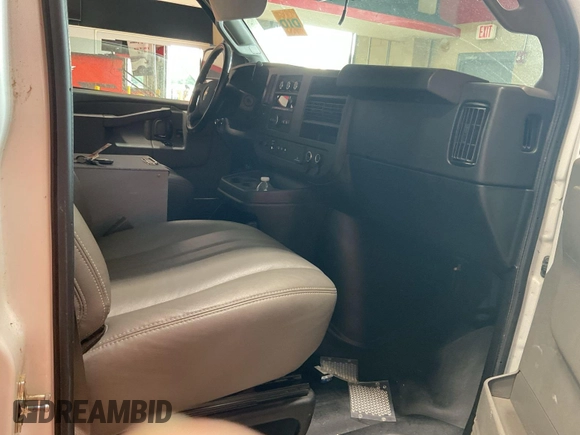 2020 Chevrolet Express Cargo z VIN 1GCWGAFG9L1253235, wystawiony jako IAAI lot #42580142 z przebiegiem 77 857 mil mil oraz . Historia ofert i sprzedaży dostępna na DreamBid. Obrazek 34.