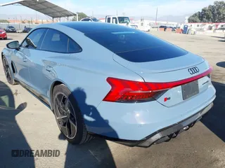 2024 Audi RS e-tron GT z VIN WAUBHBFWXR7901127, wystawiony jako IAAI lot #41220023 z przebiegiem 3414 mil mil oraz . Historia ofert i sprzedaży dostępna na DreamBid. Obrazek 3.