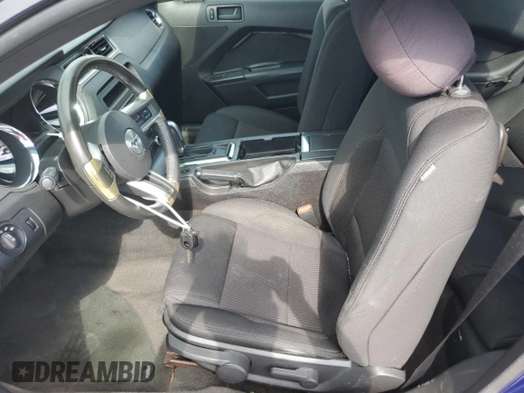 2013 Ford Mustang V6 z VIN 1ZVBP8AM2D5244453, wystawiony jako Copart lot #61857985 z przebiegiem 147 452 mil mil oraz Szkoda całkowita • Salvage title. Historia ofert i sprzedaży dostępna na DreamBid. Obrazek 7.