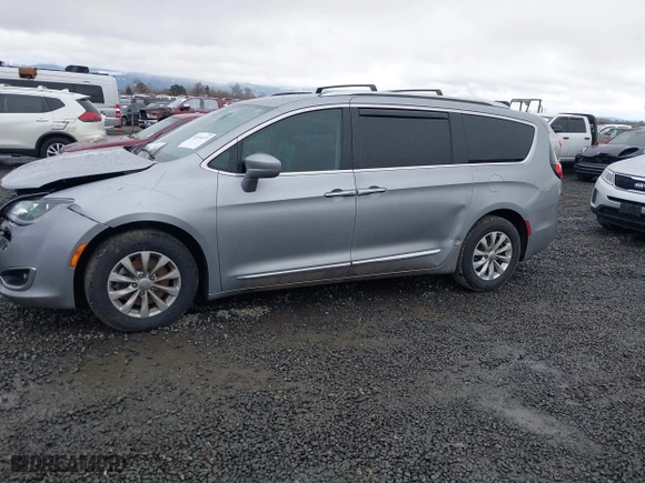 2019 Chrysler Pacifica Touring L with VIN 2C4RC1BGXKR561510, listed as a IAAI auction lot 41516173 with 135,115 mi miles. Bid and sale history available at carsss.com. Image 14.