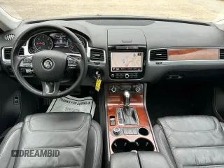 2013 Volkswagen Touareg Exec z VIN WVGEP9BP8DD005795, wystawiony jako Copart lot #58057105 z przebiegiem 202 563 mil mil oraz Czysty tytuł • Clean title. Historia ofert i sprzedaży dostępna na DreamBid. Obrazek 9.