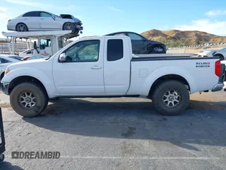 2007 Nissan Frontier SE z VIN 1N6AD06U67C417356, wystawiony jako IAAI lot #41157828 z przebiegiem 101 937 mil mil oraz . Historia ofert i sprzedaży dostępna na DreamBid. Obrazek 15.