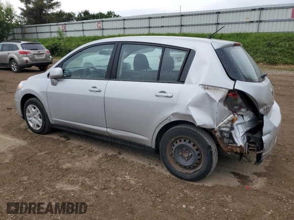 2011 Nissan Versa S z VIN 3N1BC1CP6BL402628, wystawiony jako Copart lot #60285555 z przebiegiem 109 562 mil mil oraz Czysty tytuł • Clean title. Historia ofert i sprzedaży dostępna na DreamBid. Obrazek 2.