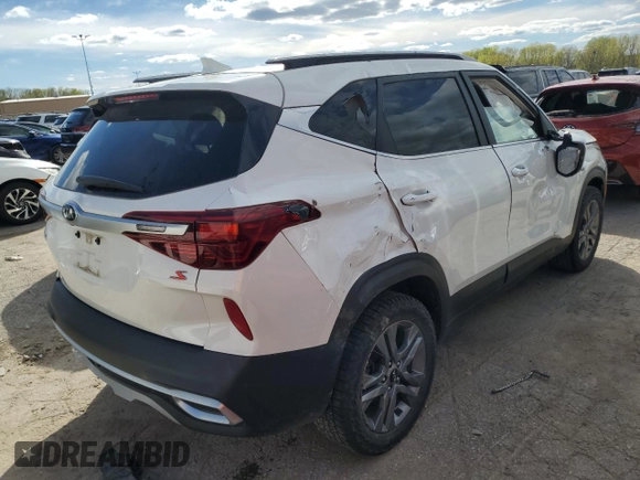 2021 Kia Seltos S z VIN KNDEUCAAXM7168129, wystawiony jako Copart lot #49223734 z przebiegiem 89 138 mil mil oraz Szkoda całkowita • Salvage title. Historia ofert i sprzedaży dostępna na DreamBid. Obrazek 3.