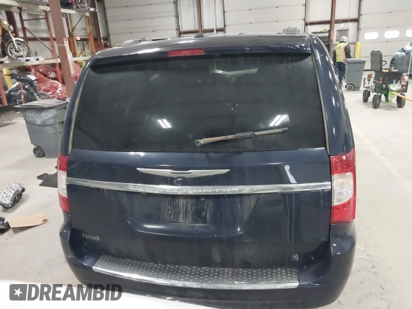 2016 Chrysler Town & Country Touring with VIN 2C4RC1BG2GR305711, listed as a IAAI auction lot 41984947 with 206,360 mi miles. Bid and sale history available at carsss.com. Image 16.