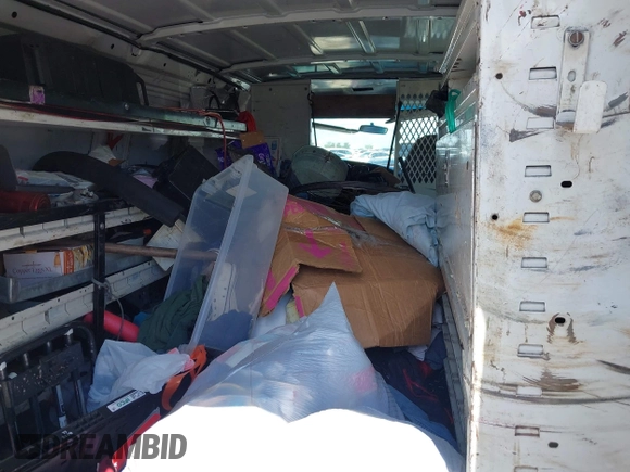 1998 Ford Econoline Cargo z VIN 1FTPE24L0WHA26141, wystawiony jako IAAI lot #42222412 z przebiegiem 345 331 mil mil oraz . Historia ofert i sprzedaży dostępna na DreamBid. Obrazek 8.