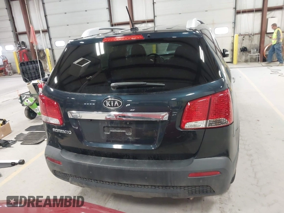 2013 Kia Sorento LX z VIN 5XYKT4A61DG371260, wystawiony jako IAAI lot #42045122 z przebiegiem 120 707 mil mil oraz . Historia ofert i sprzedaży dostępna na DreamBid. Obrazek 17.