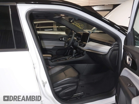 2023 Jeep Compass (RED) Edition z VIN 3C4NJDCN5PT536179, wystawiony jako IAAI lot #41621950 z przebiegiem 17 830 mil mil oraz . Historia ofert i sprzedaży dostępna na DreamBid. Obrazek 5.