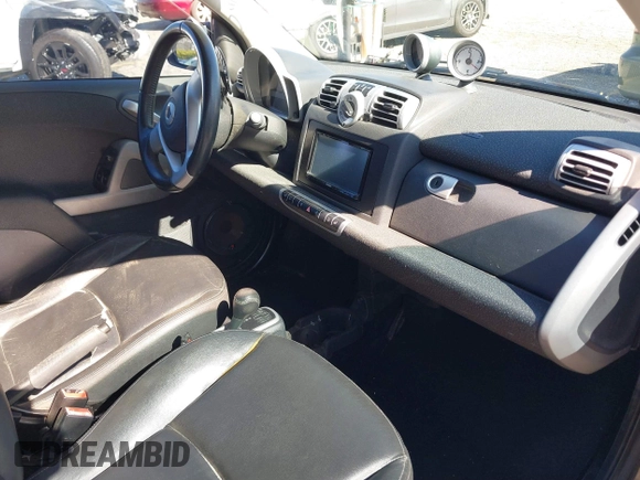2009 Smart fortwo Pure z VIN WMEEJ31X49K218655, wystawiony jako IAAI lot #40850458 z przebiegiem 243 075 mil mil oraz . Historia ofert i sprzedaży dostępna na DreamBid. Obrazek 5.