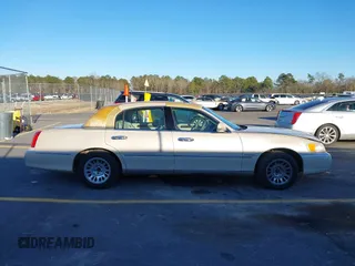 2001 Lincoln Town Car Cartier z VIN 1LNHM83W21Y621003, wystawiony jako IAAI lot #41291516 z przebiegiem 145 455 mil mil oraz . Historia ofert i sprzedaży dostępna na DreamBid. Obrazek 13.