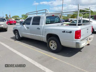 2005 Dodge Dakota ST z VIN 1D7HW28N25S139898, wystawiony jako IAAI lot #42358982 z przebiegiem 81 139 mil mil oraz . Historia ofert i sprzedaży dostępna na DreamBid. Obrazek 3.