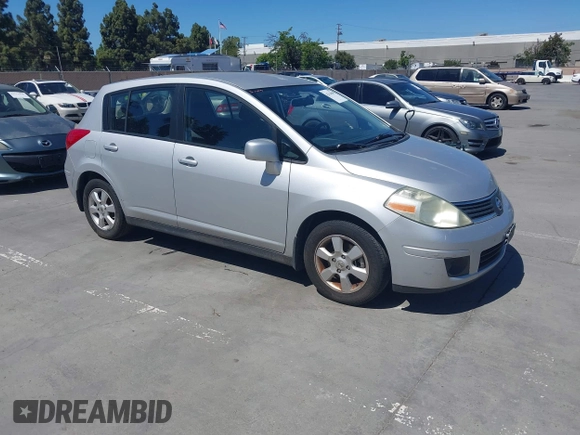 2009 Nissan Versa S z VIN 3N1BC13E09L372132, wystawiony jako IAAI lot #42314068 z przebiegiem 135 829 mil mil oraz . Historia ofert i sprzedaży dostępna na DreamBid. Obrazek 1.
