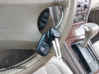 2001 Toyota Avalon XL w/Bucket Seats with VIN 4T1BF28B91U173868, listed as a IAAI auction lot 41721904 with 325,097 mi miles. Bid and sale history available at carsss.com. Image 11.
