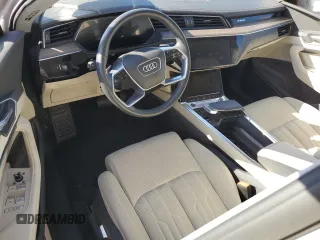 2021 Audi e-tron Sportback Prestige z VIN WA13AAGE4MB018961, wystawiony jako Copart lot #74674294 z przebiegiem Nie podano mil oraz Nie do naprawy • Non repairable. Historia ofert i sprzedaży dostępna na DreamBid. Obrazek 8.