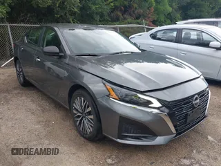 2025 Nissan Altima SV z VIN 1N4BL4DV3SN372568, wystawiony jako IAAI lot #42429216 z przebiegiem 7 865 mil mil oraz . Historia ofert i sprzedaży dostępna na DreamBid. Obrazek 1.