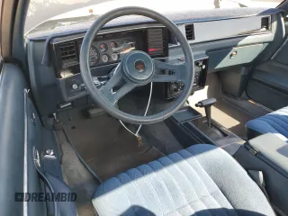 1987 Chevrolet El Camino SS z VIN 3GCCW80H7HS913987, wystawiony jako Copart lot #56996635 z przebiegiem 63 373 mil mil oraz Czysty tytuł • Clean title. Historia ofert i sprzedaży dostępna na DreamBid. Obrazek 8.