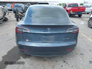 2020 Tesla Model 3 Long Range z VIN 5YJ3E1EB5LF801592, wystawiony jako IAAI lot #42096859 z przebiegiem 68 002 mil mil oraz . Historia ofert i sprzedaży dostępna na DreamBid. Obrazek 16.