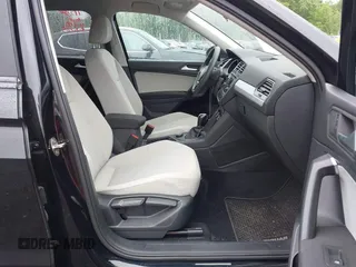 2021 Volkswagen Tiguan S z VIN 3VV0B7AX3MM031908, wystawiony jako IAAI lot #42504384 z przebiegiem 42 510 mil mil oraz . Historia ofert i sprzedaży dostępna na DreamBid. Obrazek 5.