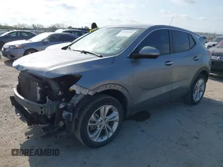2023 Buick Encore GX Preferred z VIN KL4MMCSL5PB154372, wystawiony jako IAAI lot #42039929 z przebiegiem 38 473 mil mil oraz . Historia ofert i sprzedaży dostępna na DreamBid. Obrazek 18.