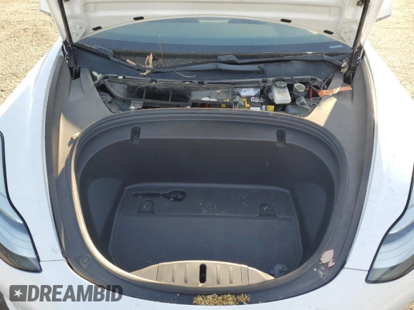 2020 Tesla Model 3 Standard Range Plus z VIN 5YJ3E1EAXLF644911, wystawiony jako Copart lot #52390785 z przebiegiem 138 783 mil mil oraz Szkoda całkowita • Salvage title. Historia ofert i sprzedaży dostępna na DreamBid. Obrazek 12.