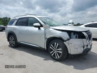 2025 Nissan Pathfinder Platinum z VIN 5N1DR3DJ6SC213429, wystawiony jako Copart lot #54930835 z przebiegiem 2358 mil mil oraz Szkody całkowita. Historia ofert i sprzedaży dostępna na DreamBid. Obrazek 4.