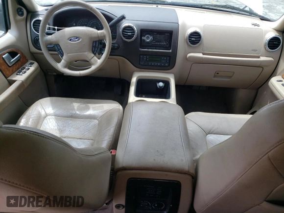 2004 Ford Expedition Eddie Bauer z VIN 1FMRU17W74LA68372, wystawiony jako Copart lot #56393515 z przebiegiem 220 044 mil mil oraz Szkoda całkowita • Salvage title. Historia ofert i sprzedaży dostępna na DreamBid. Obrazek 8.