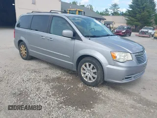2013 Chrysler Town & Country Touring z VIN 2C4RC1BG0DR777305, wystawiony jako IAAI lot #42388168 z przebiegiem 122 461 mil mil oraz . Historia ofert i sprzedaży dostępna na DreamBid. Obrazek 1.
