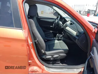 2013 BMW X1 28i z VIN WBAVM1C51DVW42255, wystawiony jako IAAI lot #42525744 z przebiegiem 108 644 mil mil oraz . Historia ofert i sprzedaży dostępna na DreamBid. Obrazek 5.