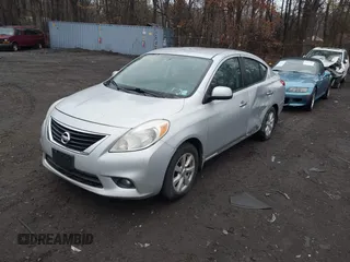 2013 Nissan Versa S Plus z VIN 3N1CN7AP9DL838834, wystawiony jako IAAI lot #41959162 z przebiegiem 94 906 mil mil oraz . Historia ofert i sprzedaży dostępna na DreamBid. Obrazek 2.
