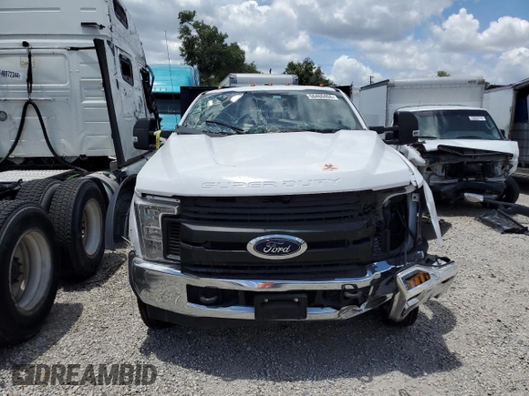 2019 Ford F-550 XL z VIN 1FDUF5GT2KDA27270, wystawiony jako Copart lot #72002734 z przebiegiem 77 844 mil mil oraz Nie do naprawy. Historia ofert i sprzedaży dostępna na DreamBid. Obrazek 5.