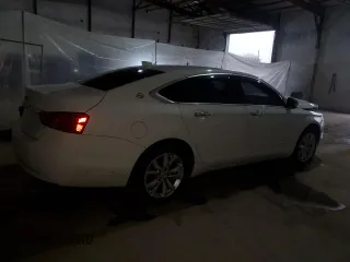 2018 Chevrolet Impala LT z VIN 2G1105S33J9116169, wystawiony jako Copart lot #50909435 z przebiegiem 106 039 mil mil oraz Szkoda całkowita • Salvage title. Historia ofert i sprzedaży dostępna na DreamBid. Obrazek 3.