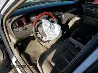 2005 Lincoln Town Car Signature Limited z VIN 1LNHM82W05Y613098, wystawiony jako Copart lot #45887385 z przebiegiem Nie podano mil oraz Szkoda całkowita • Salvage title. Historia ofert i sprzedaży dostępna na DreamBid. Obrazek 8.